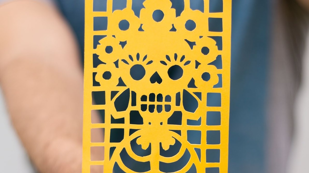 Detalle de papel decorativo cortado con láser
