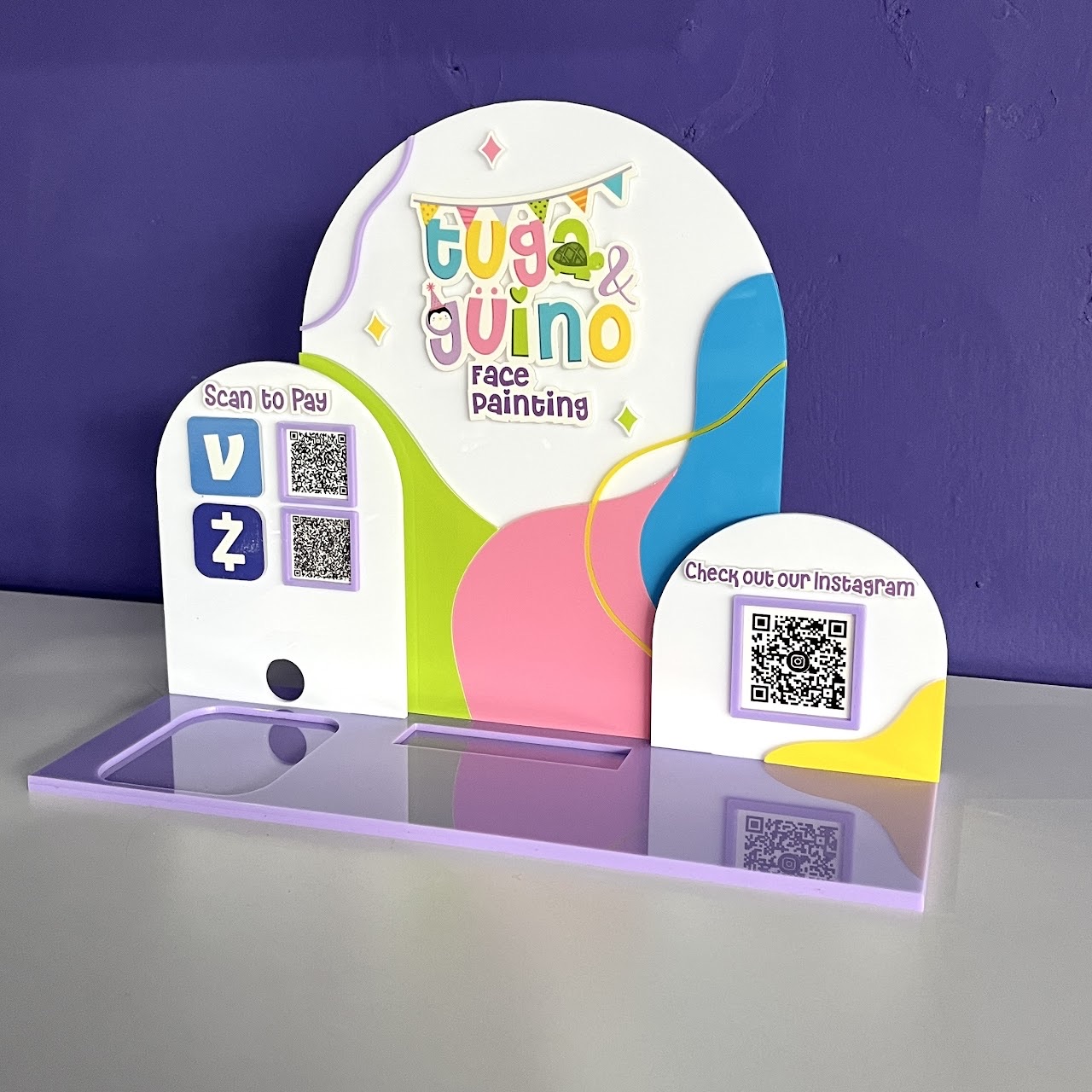 Display de acrílico colorido con espacios para códigos QR