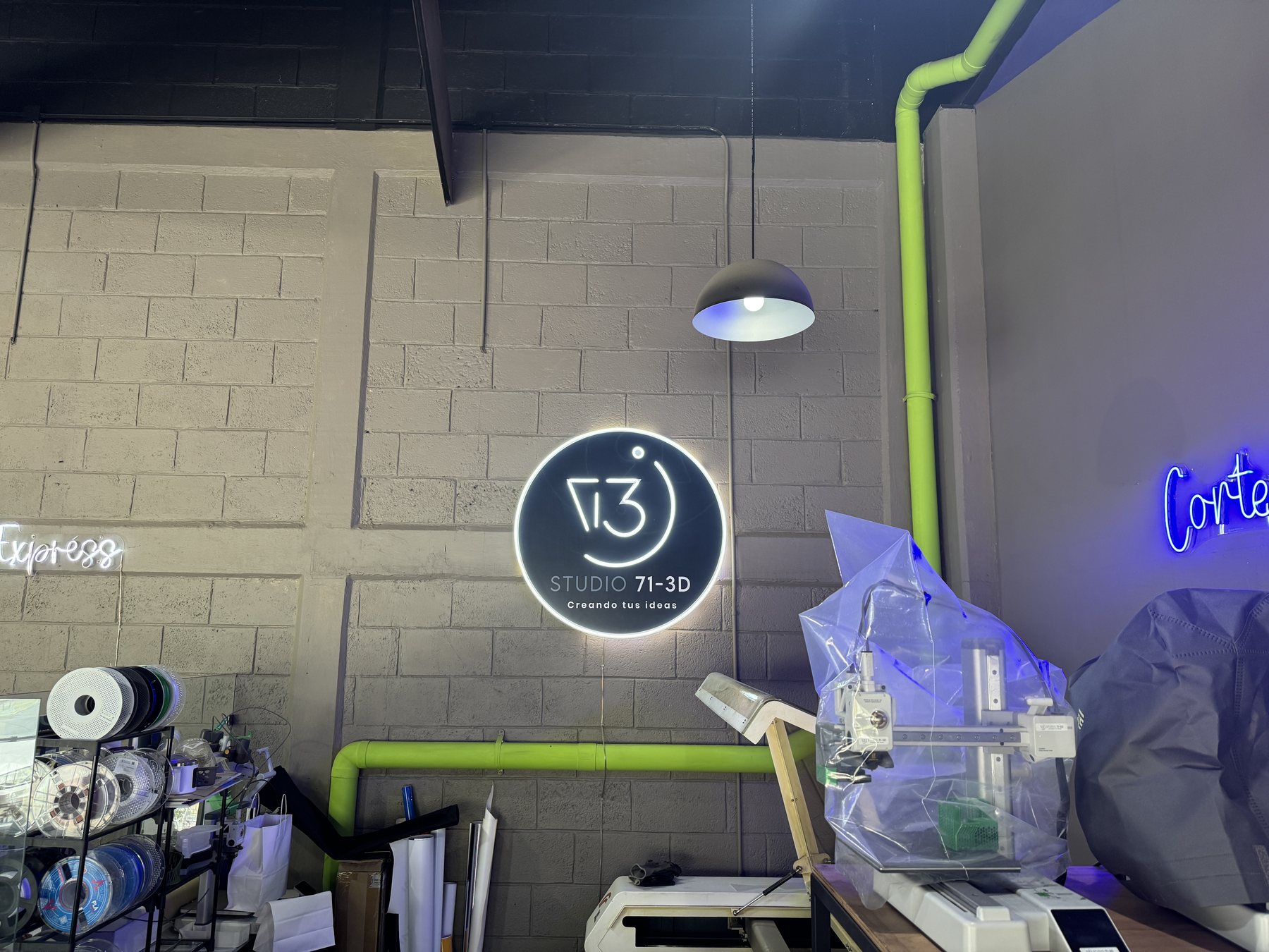 Espacio real de fabricación digital con señalización de Studio 71-3D