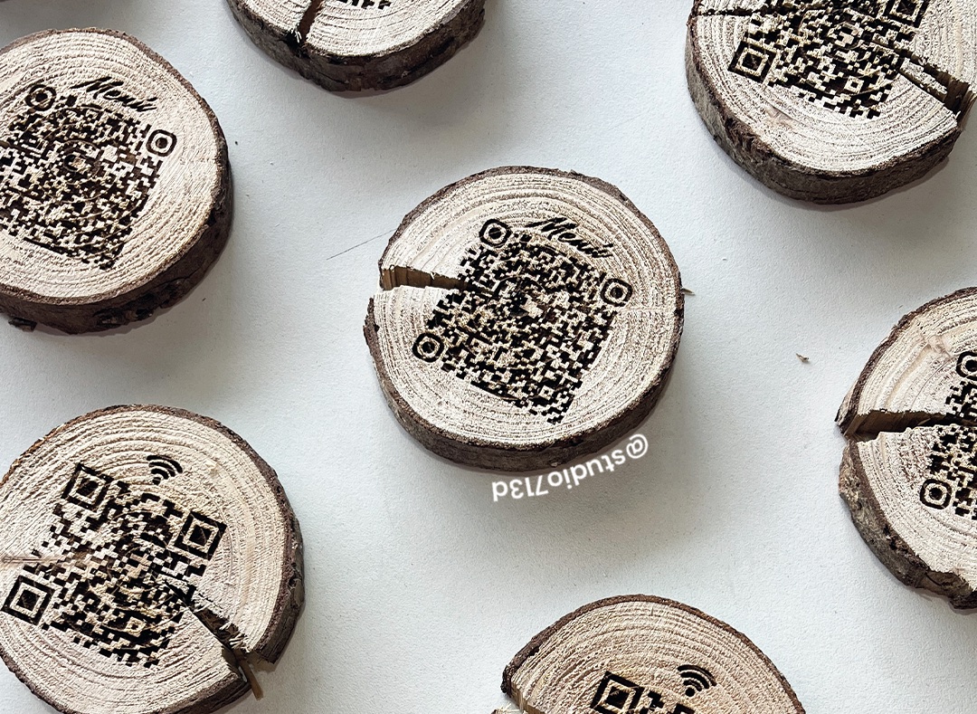 Rodajas de madera grabadas con códigos QR