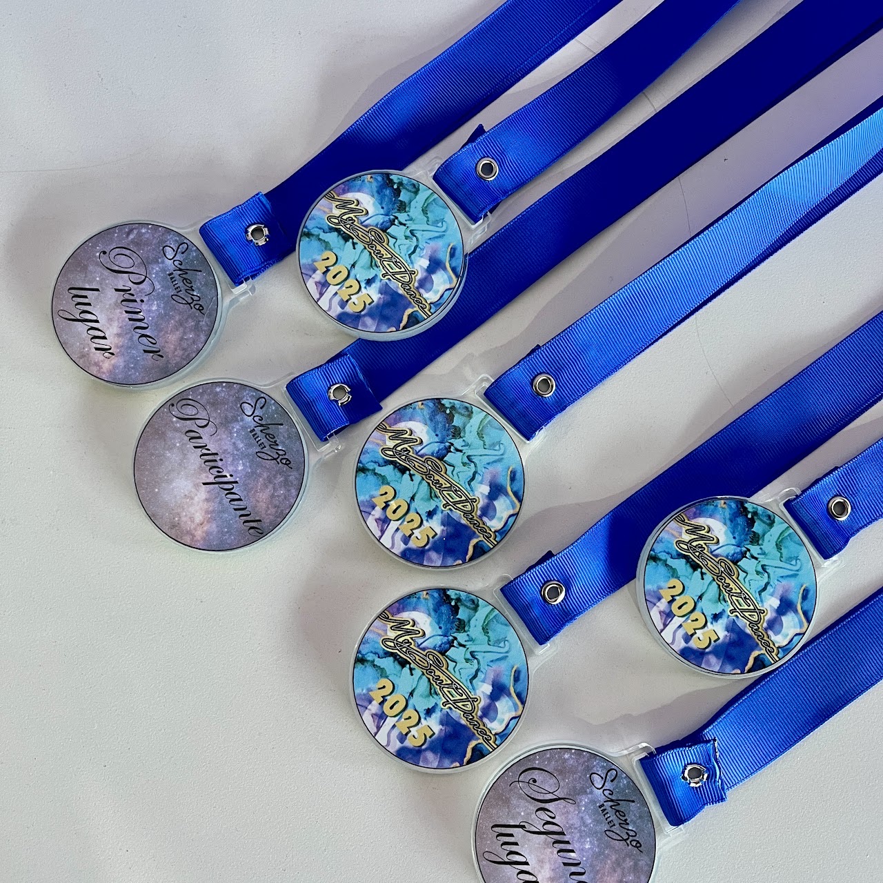 Medallas personalizadas con cinta azul