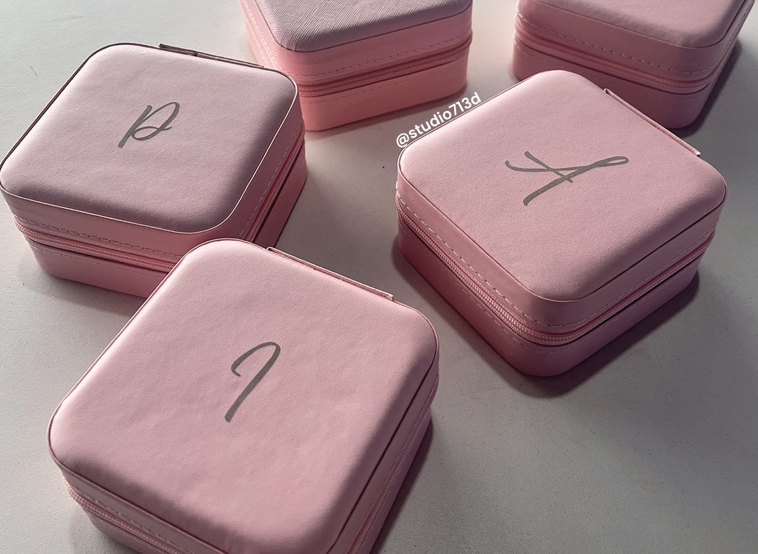 Estuches rosas personalizados con iniciales