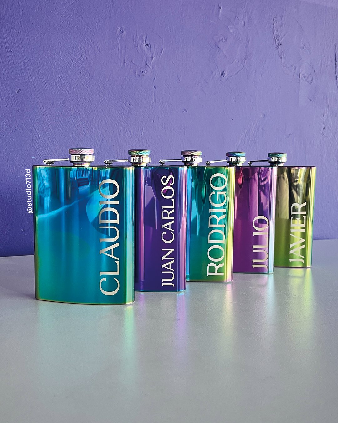 Petacas metálicas de colores personalizadas con nombres grabados
