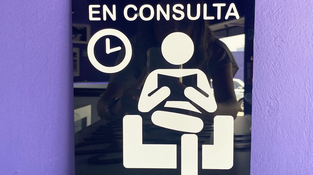 Señalética de consulta en fondo negro