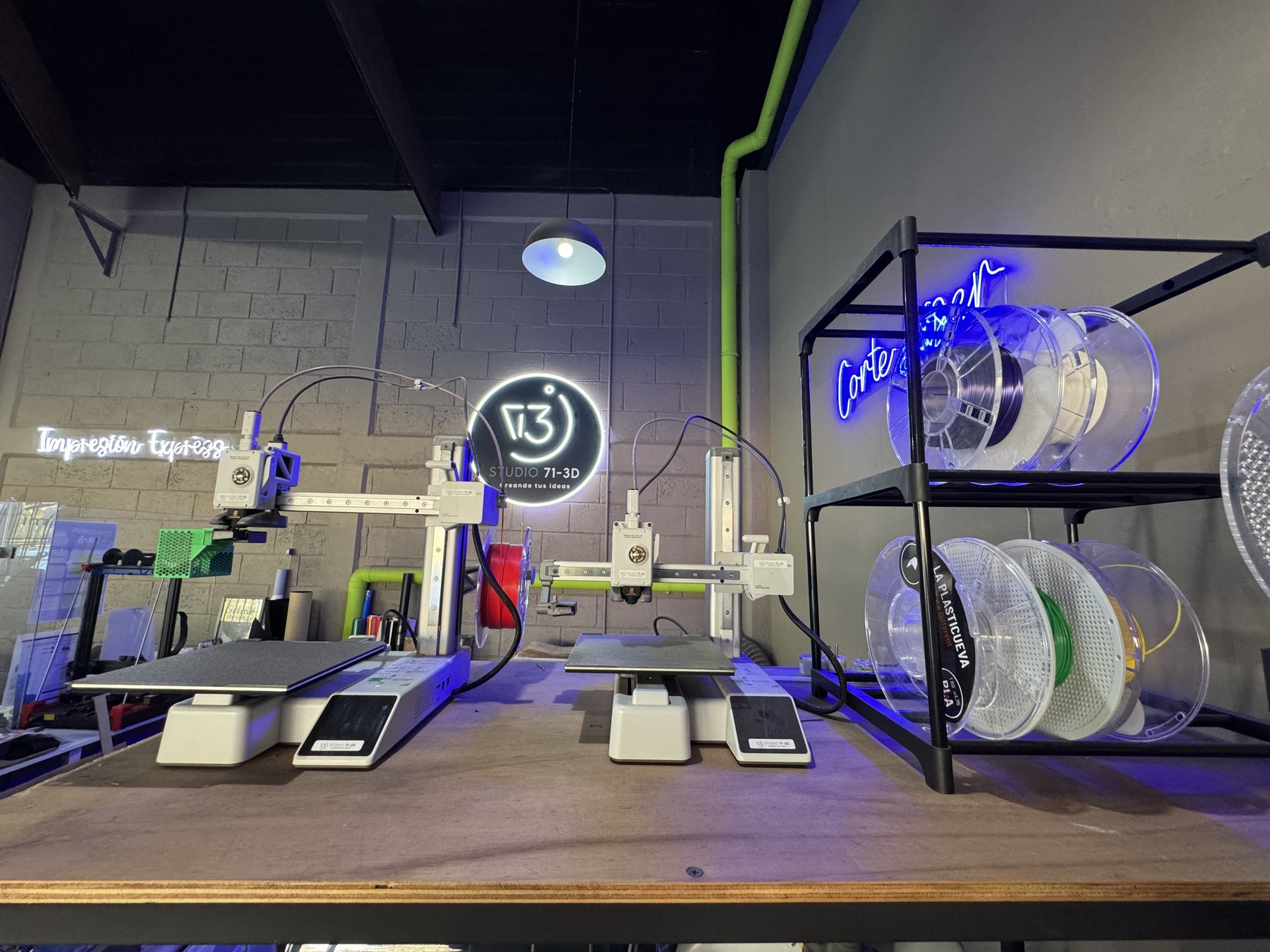 Área de impresión 3D y equipos dentro del taller de Studio 71-3D
