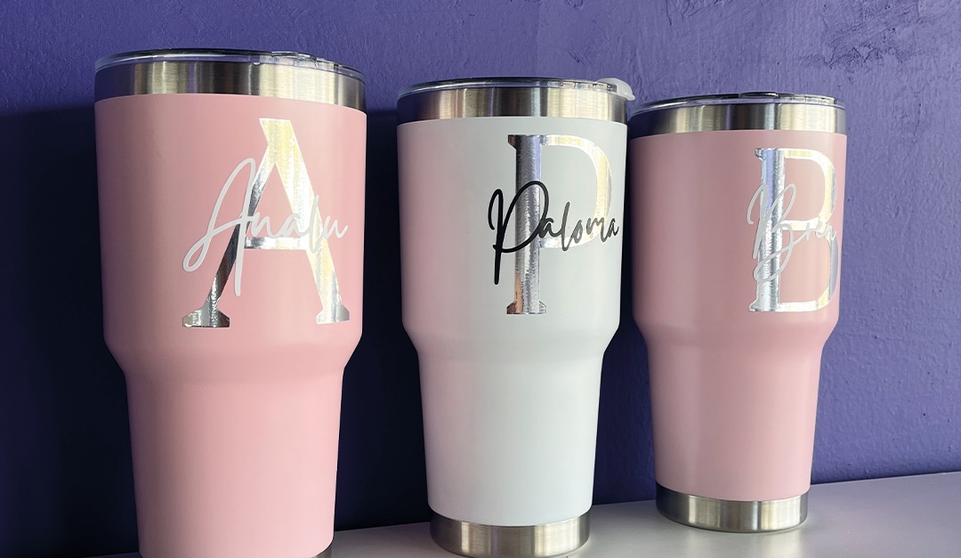 Termos personalizados en tonos rosa y blanco
