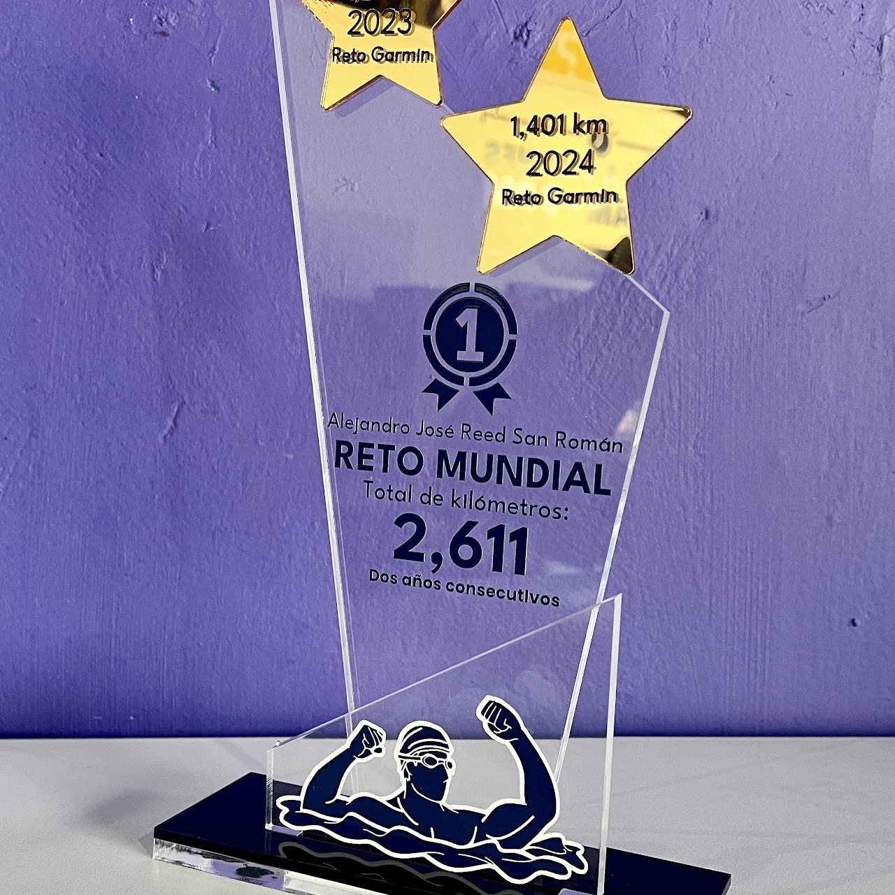 Trofeo personalizado transparente con detalles dorados